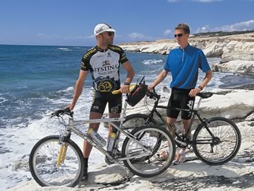 Zypern Radfahren mit Fahrrad durch die Natur